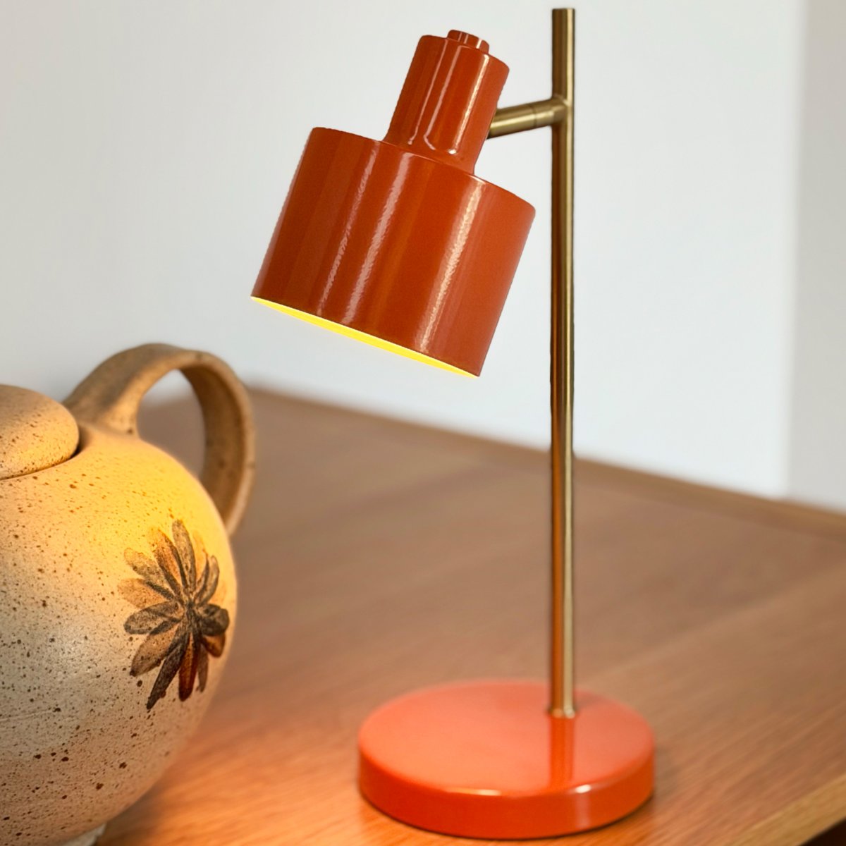 Ocean Mini 28cm Oranje Draagbare Van Dyberg Larsen - De lamp is eenvoudig op te laden met de meegeleverde USB-C-kabel (120 cm) en wordt bediend met de dimmer op de lampkop.
