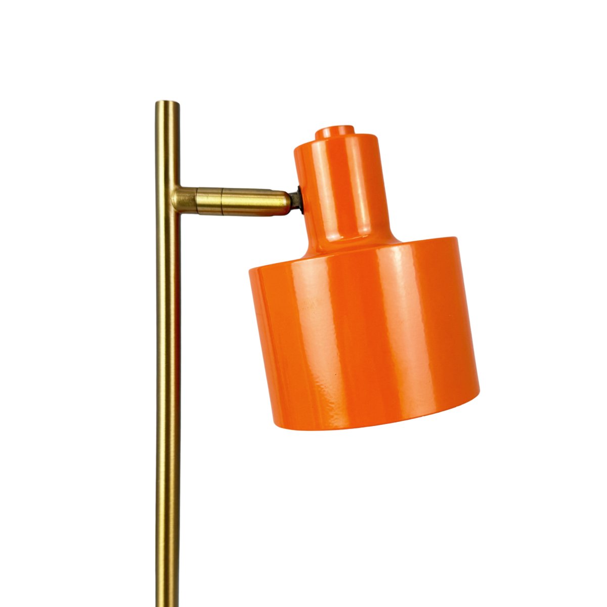 Ocean Mini 28cm Oranje Draagbare Van Dyberg Larsen - De lamp is eenvoudig op te laden met de meegeleverde USB-C-kabel (120 cm) en wordt bediend met de dimmer op de lampkop.