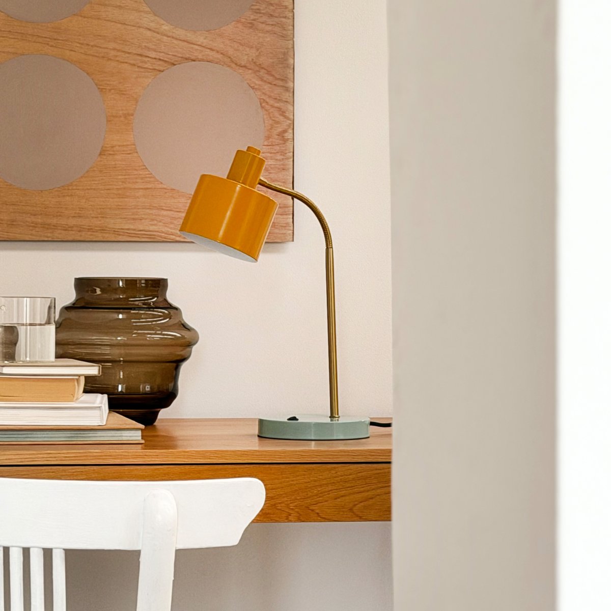 Ocean Flex 45cm Veelkleurig bureaulamp Van Dyberg Larsen - De lampvoet met handgepolijste messing afwerking geeft elk exemplaar een unieke en exclusieve uitstraling, terwijl de flexibele arm het gemakkelijk maakt om het licht naar wens te richten.