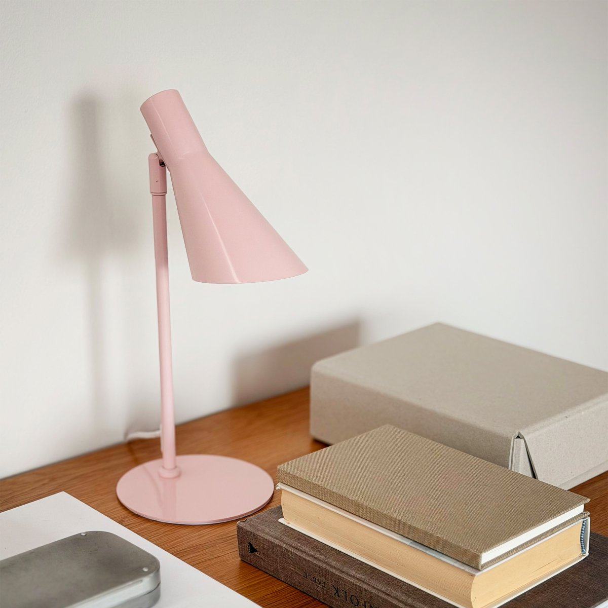 DL12 Mini 40cm Roze bureaulamp Van Dyberg Larsen - De DL12 Mini in roze is een moderne tafellamp met een tijdloos design.