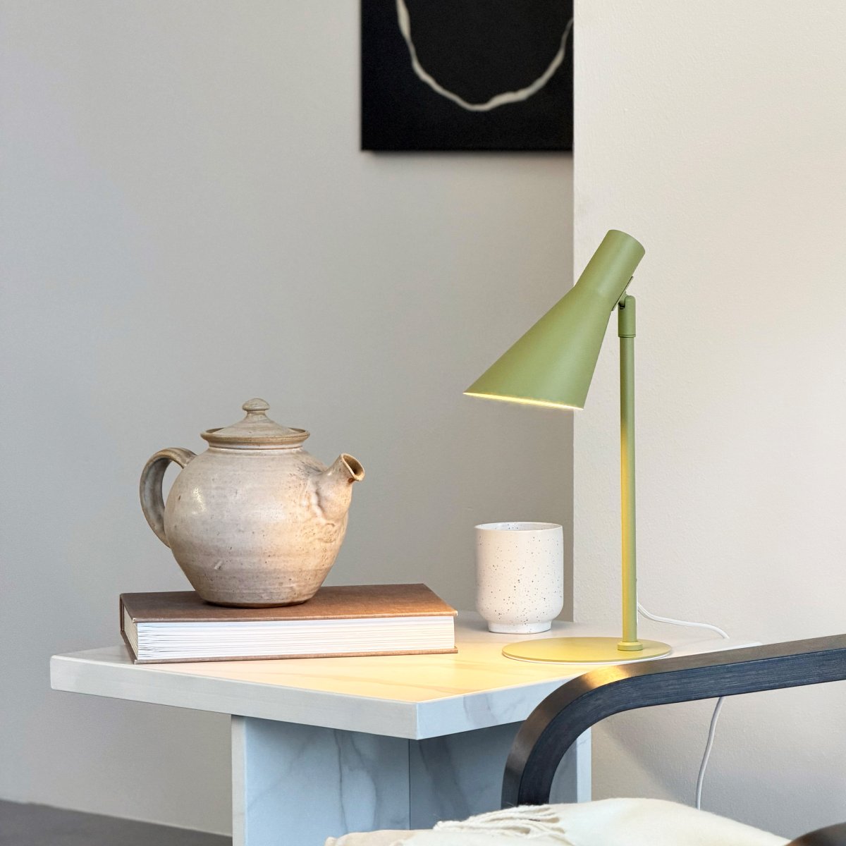 DL12 Mini 40cm Groente bureaulamp Van Dyberg Larsen - De DL12 Mini in grijs is een moderne tafellamp met een tijdloos design.