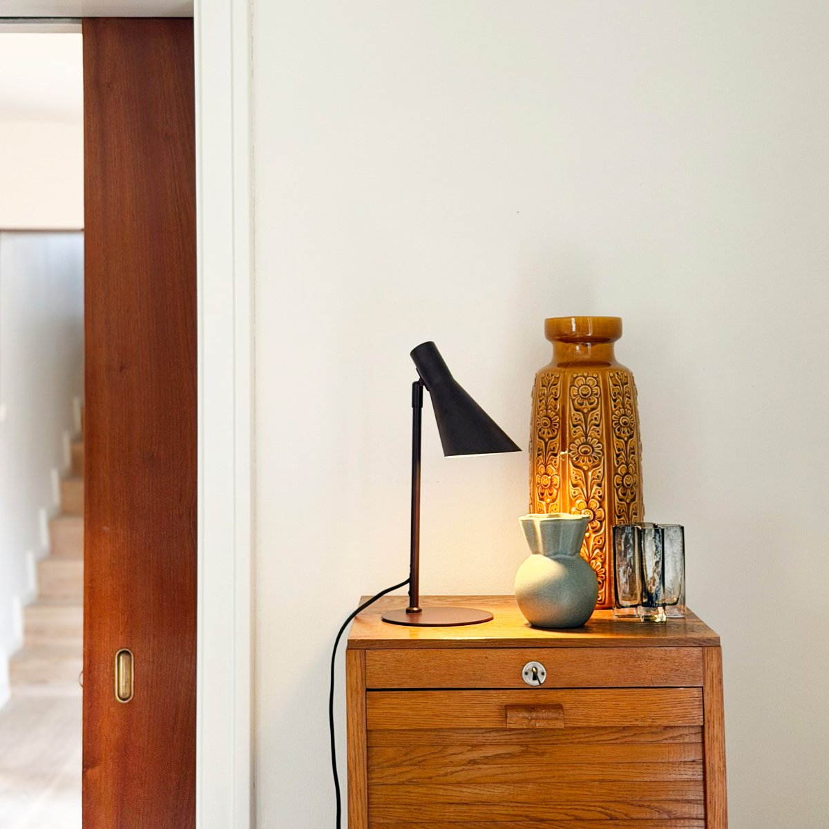 DL12 Mini 40cm Bruin bureaulamp Van Dyberg Larsen - De DL12 Mini in bruin is een moderne tafellamp met een tijdloos design.