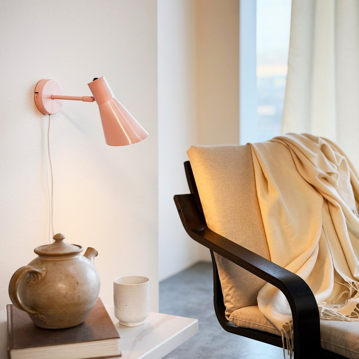 DL12 Roze leeslamp Van Dyberg Larsen - De lichtroze afwerking geeft de kamer een gezellige sfeer en verspreidt een goed, gericht licht.