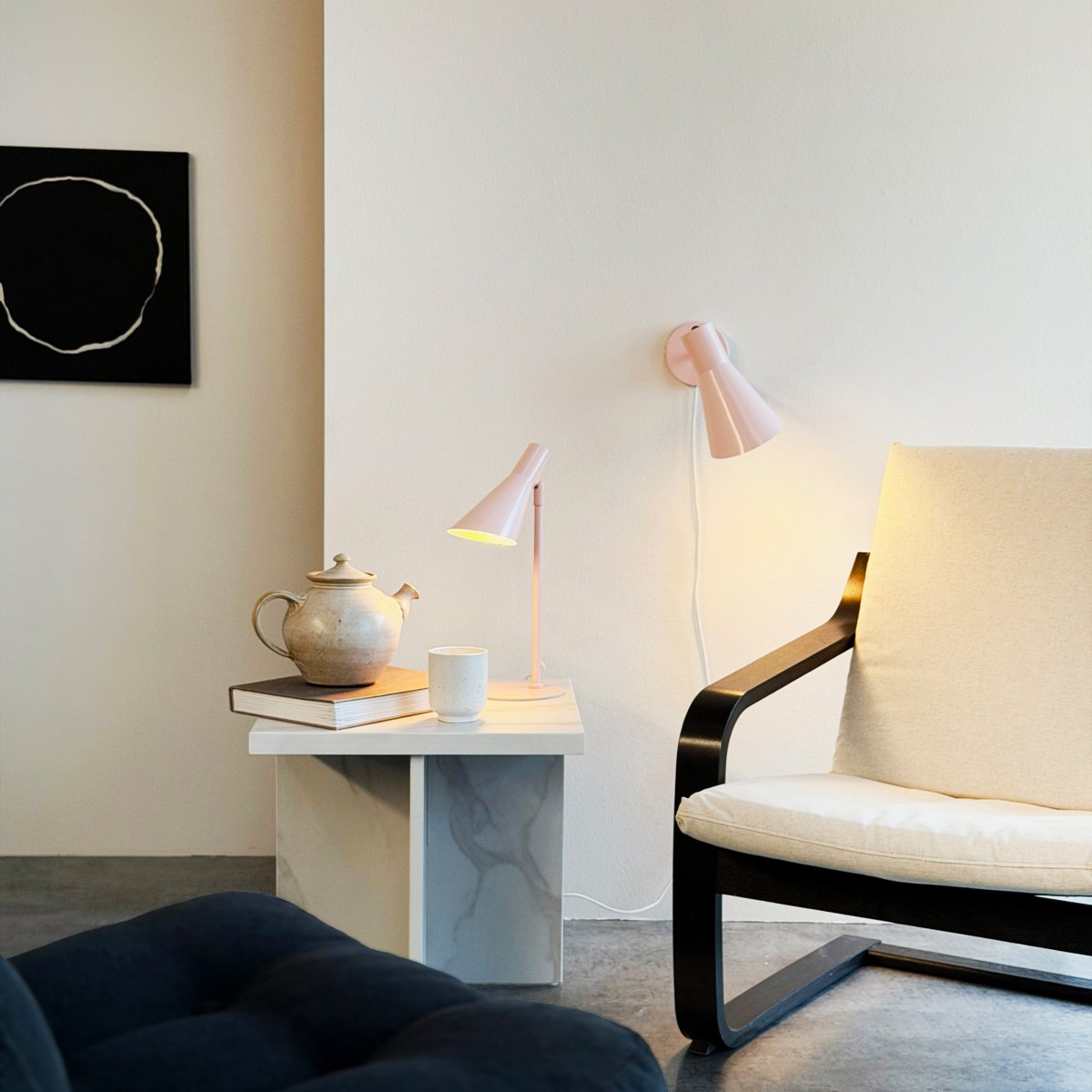 DL12 Roze leeslamp Van Dyberg Larsen - De lichtroze afwerking geeft de kamer een gezellige sfeer en verspreidt een goed, gericht licht.