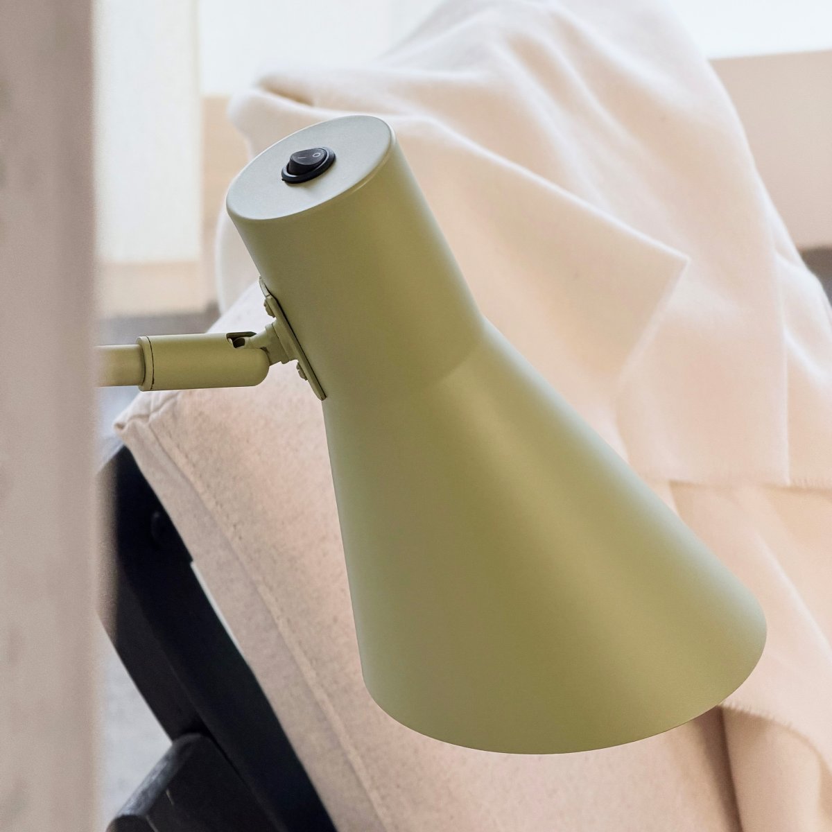 DL12 Groente leeslamp Van Dyberg Larsen - De gedempte groene afwerking geeft de kamer een gezellige sfeer en verspreidt een goed, gericht licht.