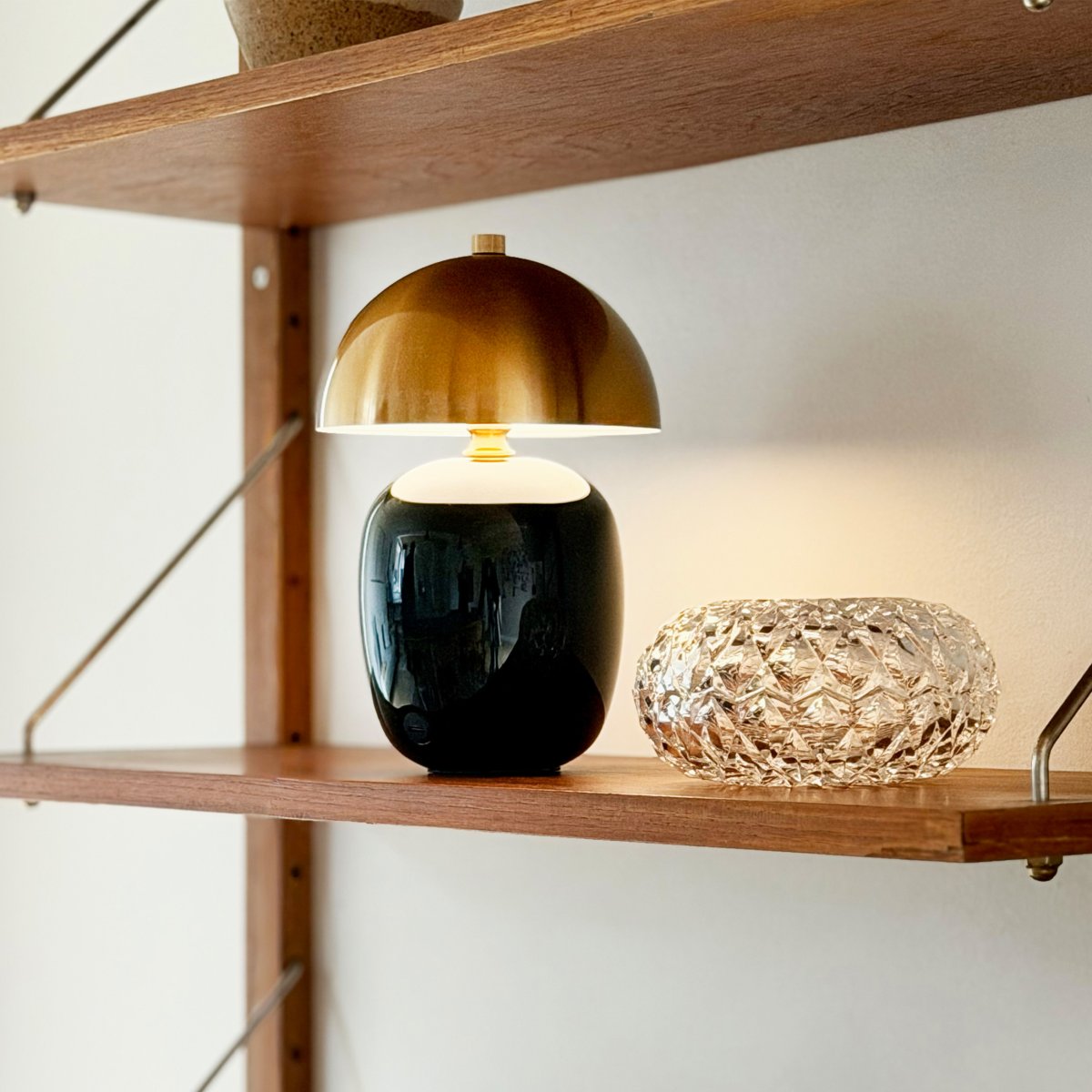 Manhatten 23cm Zwart/messing Draagbare Van Dyberg Larsen - De lampvoet is gemaakt van zwart keramiek met een glanzende afwerking en is elegant gecombineerd met een metalen kap met een donkere messing afwerking, wat zorgt voor een moderne maar tijdloze look.