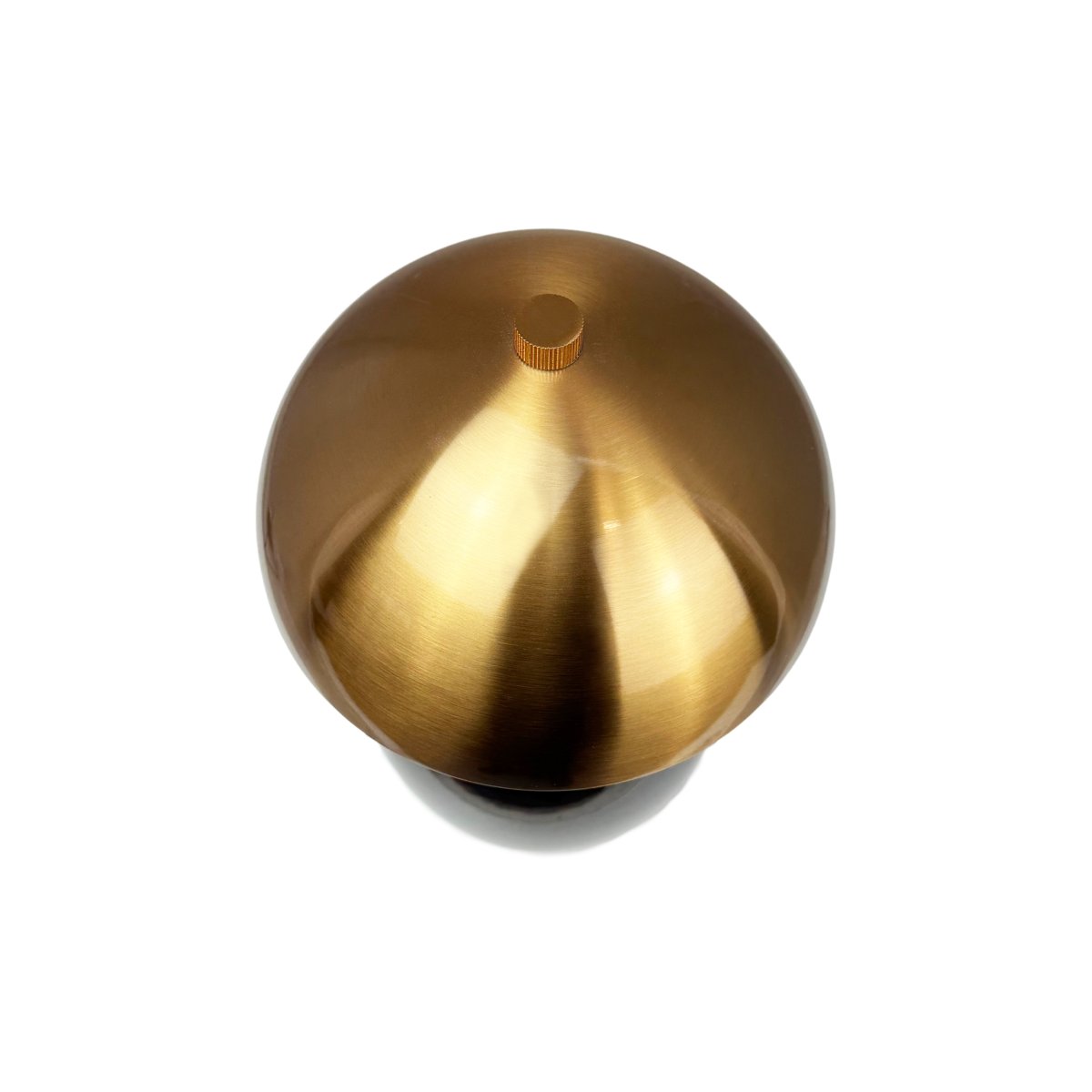 Manhatten 23cm Zwart/messing Draagbare Van Dyberg Larsen - De lampvoet is gemaakt van zwart keramiek met een glanzende afwerking en is elegant gecombineerd met een metalen kap met een donkere messing afwerking, wat zorgt voor een moderne maar tijdloze look.