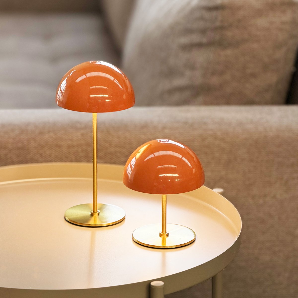 Along set 20cm Oranje Draagbare Van Dyberg Larsen - De lampen zijn voorzien van ge&iuml;ntegreerde LED-verlichting en drie dimbare lichtniveaus die eenvoudig aan te passen zijn via de aanraakdimmer aan de bovenkant.