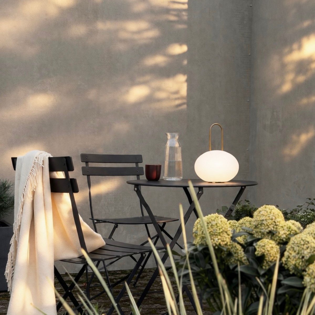 Ellipse 27cm Wit Draagbare Van Dyberg Larsen - De draagbare lamp is geschikt voor gebruik buitenshuis en is perfect voor het terras, balkon of de tuin.