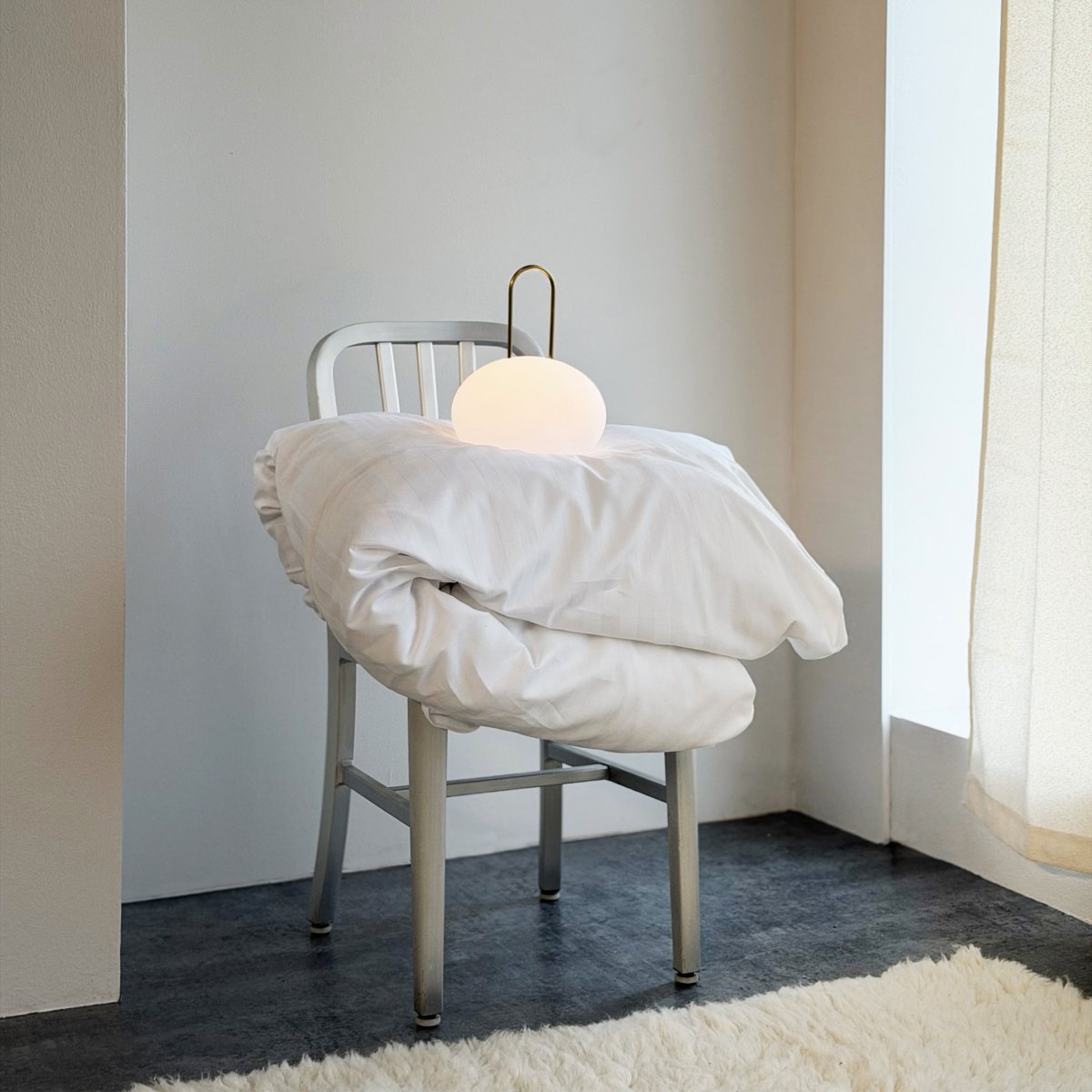 Ellipse 27cm Wit Draagbare Van Dyberg Larsen - De draagbare lamp is geschikt voor gebruik buitenshuis en is perfect voor het terras, balkon of de tuin.