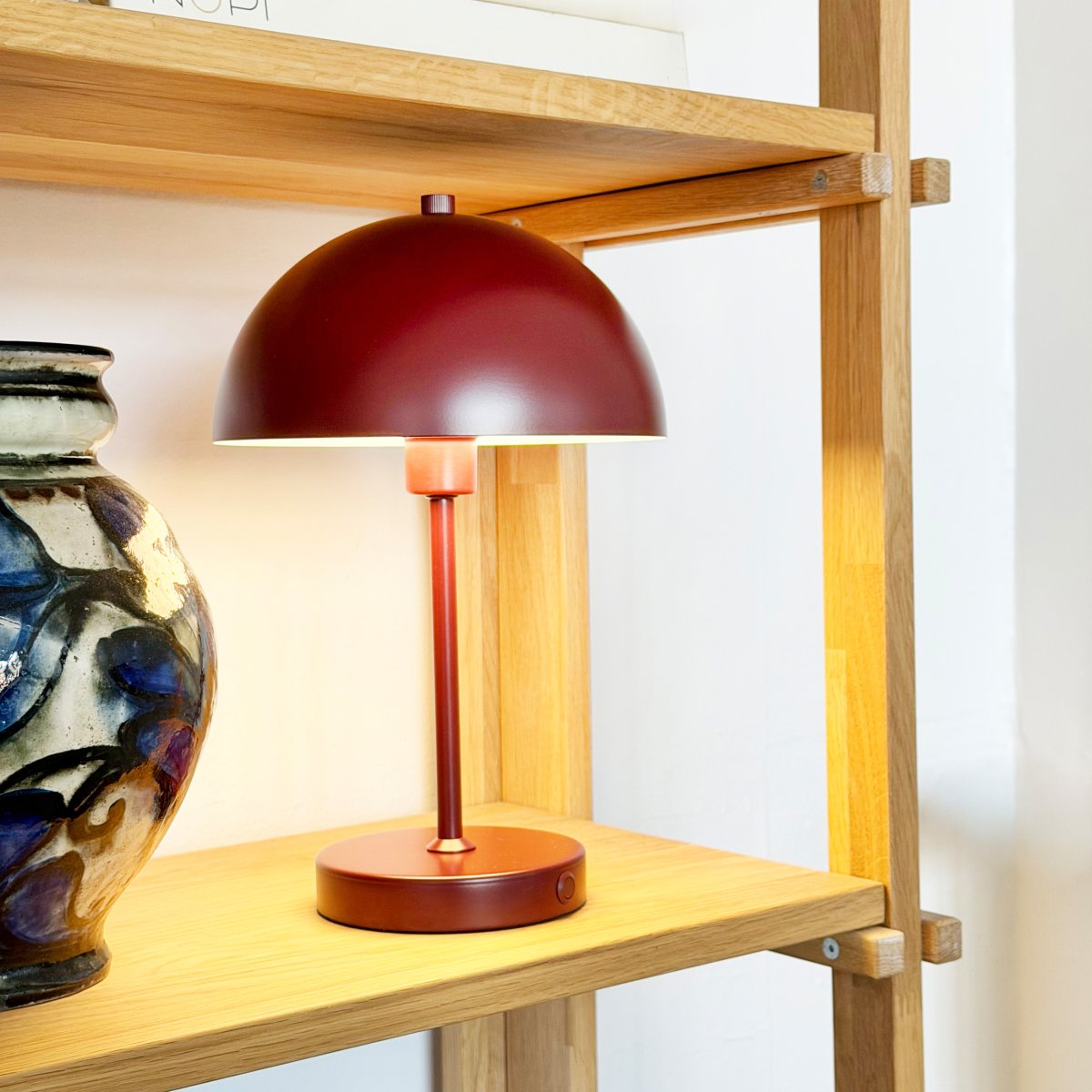 Stockholm 30cm ROOD Draagbare Van Dyberg Larsen - De lamp heeft een ge&iuml;ntegreerde dimbare led met drie helderheidsniveaus die eenvoudig aan te passen zijn via de dimmer op de lampenkap.