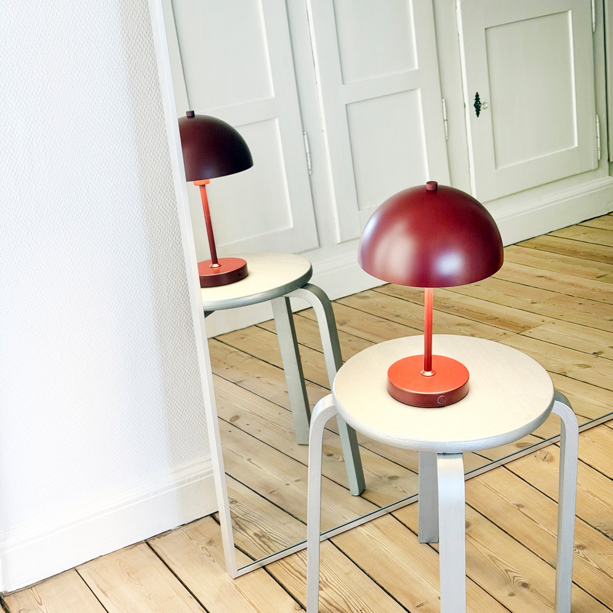 Stockholm 30cm ROOD Draagbare Van Dyberg Larsen - De lamp heeft een ge&iuml;ntegreerde dimbare led met drie helderheidsniveaus die eenvoudig aan te passen zijn via de dimmer op de lampenkap.