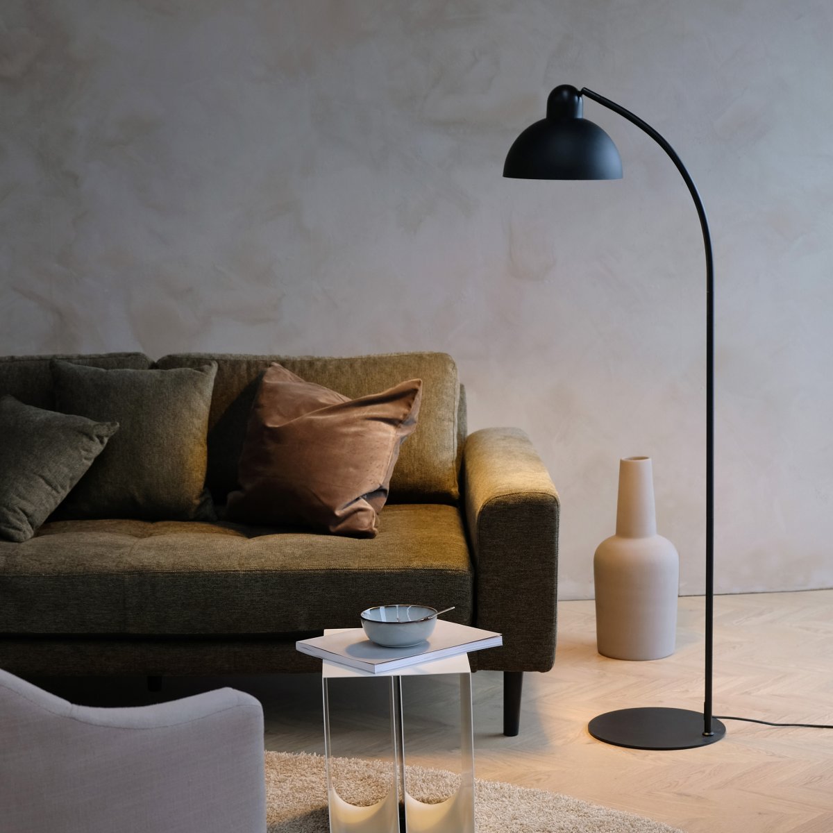 Eric Zwart vloerlamp Van Dyberg Larsen - De stabiele voet en de matzwarte afwerking van de lamp zorgen voor een tijdloze uitstraling, ideaal voor zowel woonkamers als werkruimtes.