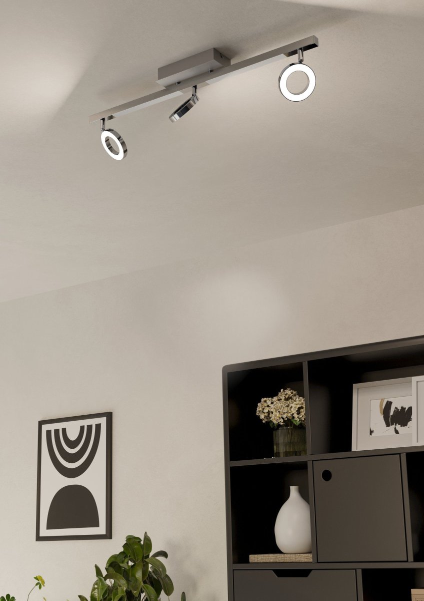 Cardillo 3 Chroom spot Van Eglo - De ge&iuml;ntegreerde ledverlichting geeft een warm wit en krachtig licht dat perfect past in bijvoorbeeld de hal of keuken.