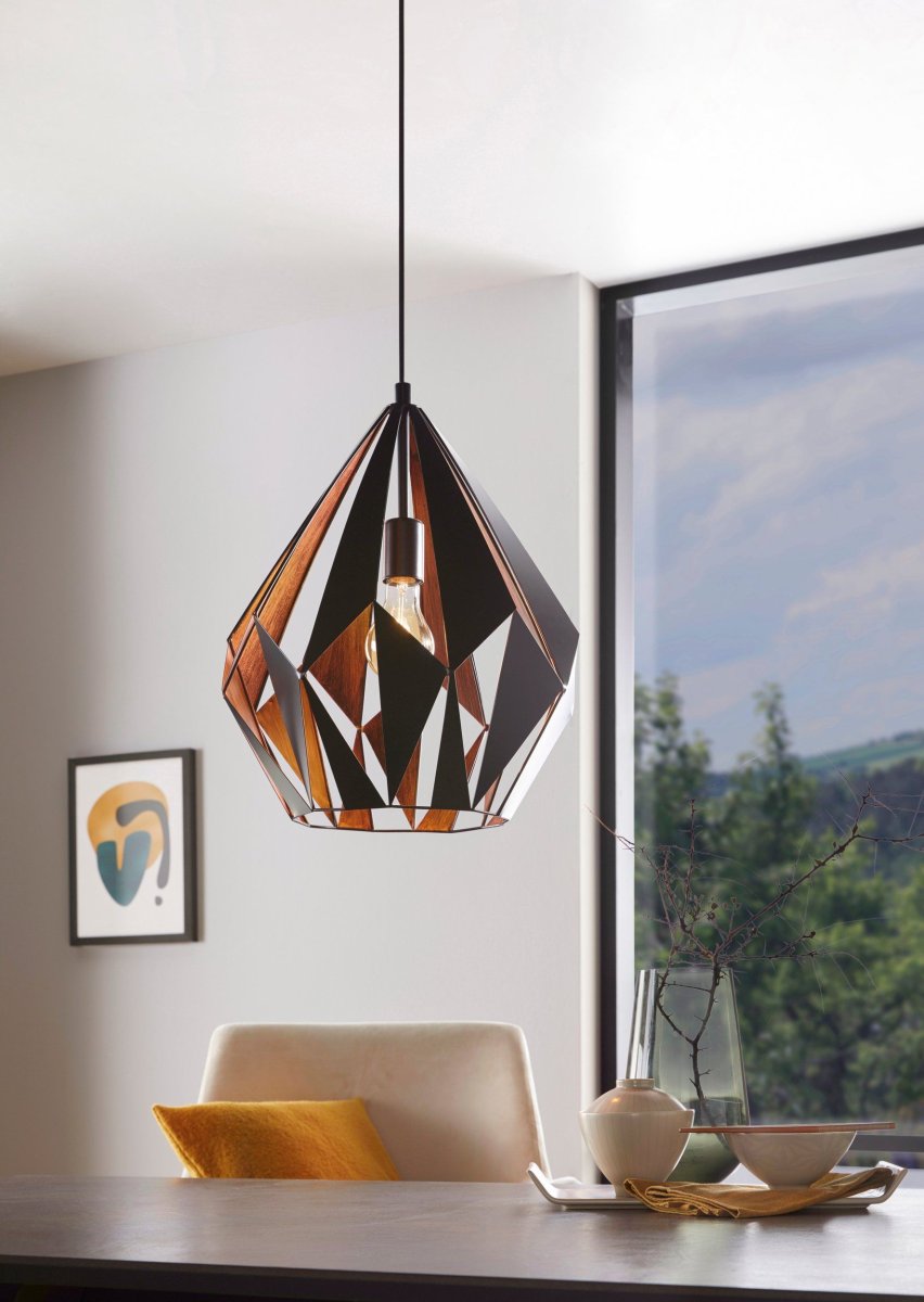Carlton Ø38 Zwart hanglamp Van Eglo - De zwarte buitenkant is gecombineerd met een koperkleurige binnenkant die zorgt voor een warm en sfeervol licht.