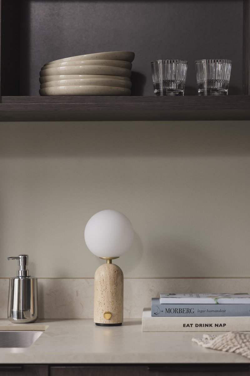 Torrano 28cm Beige travertijn Draagbare Van Globen Lighting - De lamp heeft een discrete metalen knop op de voet en kan in drie stappen worden gedimd om de juiste sfeer te cre&euml;ren.