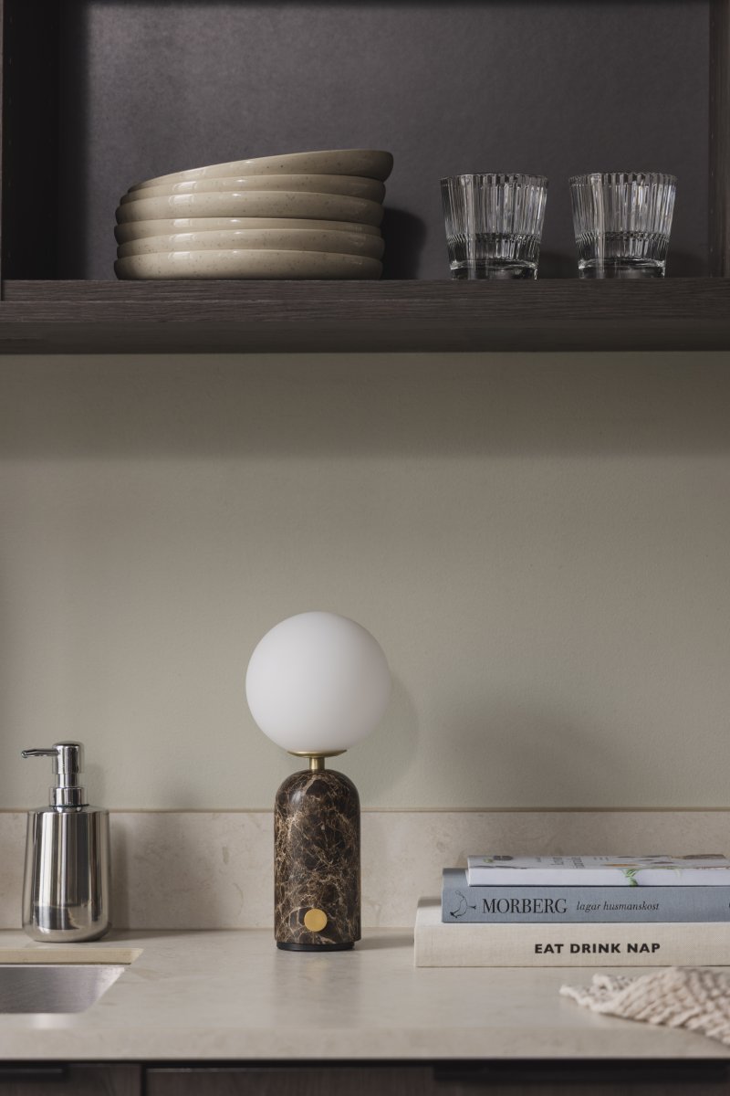 Torrano 28cm Bruin marmer Draagbare Van Globen Lighting - De lamp heeft een discrete metalen knop op de voet en kan in drie stappen worden gedimd om de juiste sfeer te cre&euml;ren.