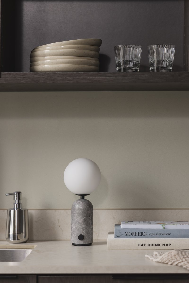 Torrano 28cm Grijs marmer Draagbare Van Globen Lighting - De lamp heeft een discrete metalen knop op de voet en kan in drie stappen worden gedimd om de juiste sfeer te cre&euml;ren.