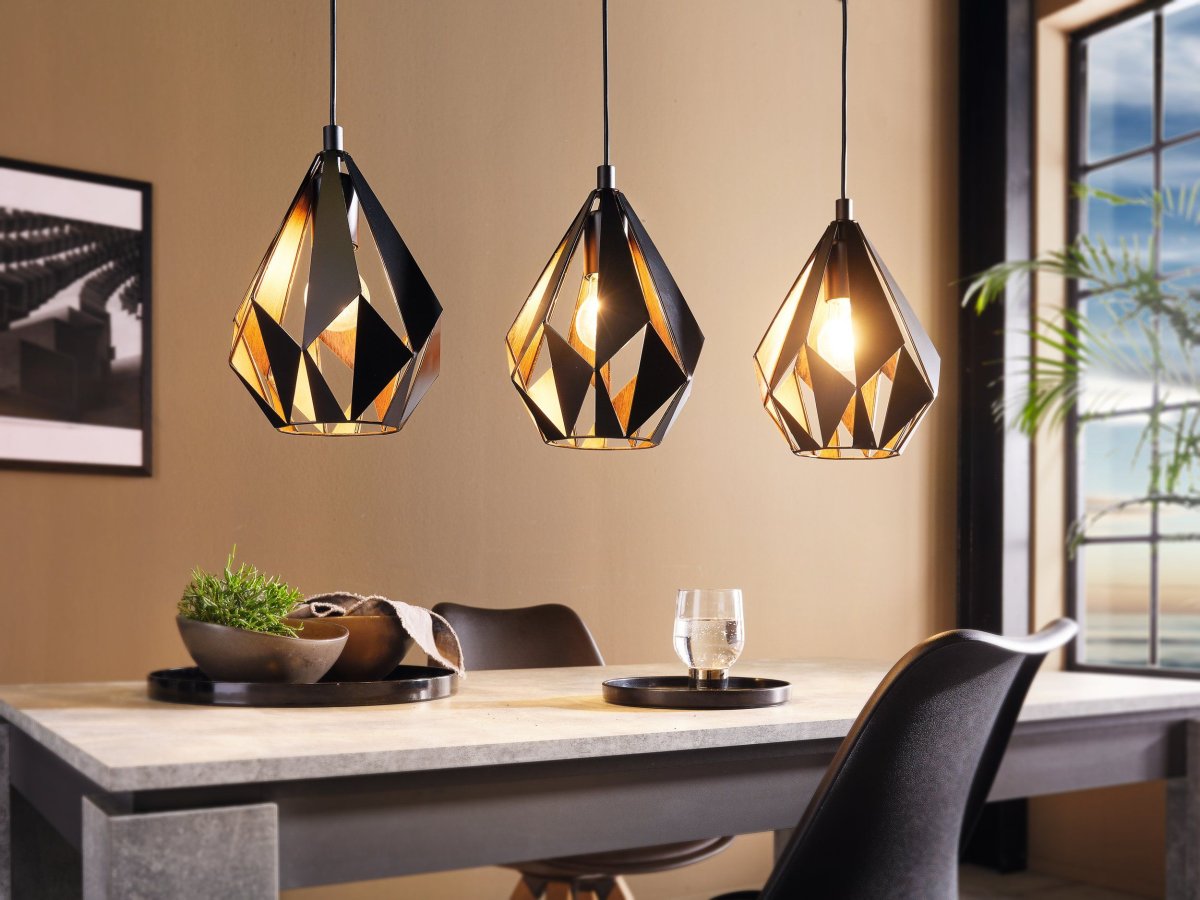 Carlton 80cm Zwart hanglamp Van Eglo - De zwarte buitenkant is gecombineerd met een koperkleurige binnenkant die zorgt voor een warm en sfeervol licht.