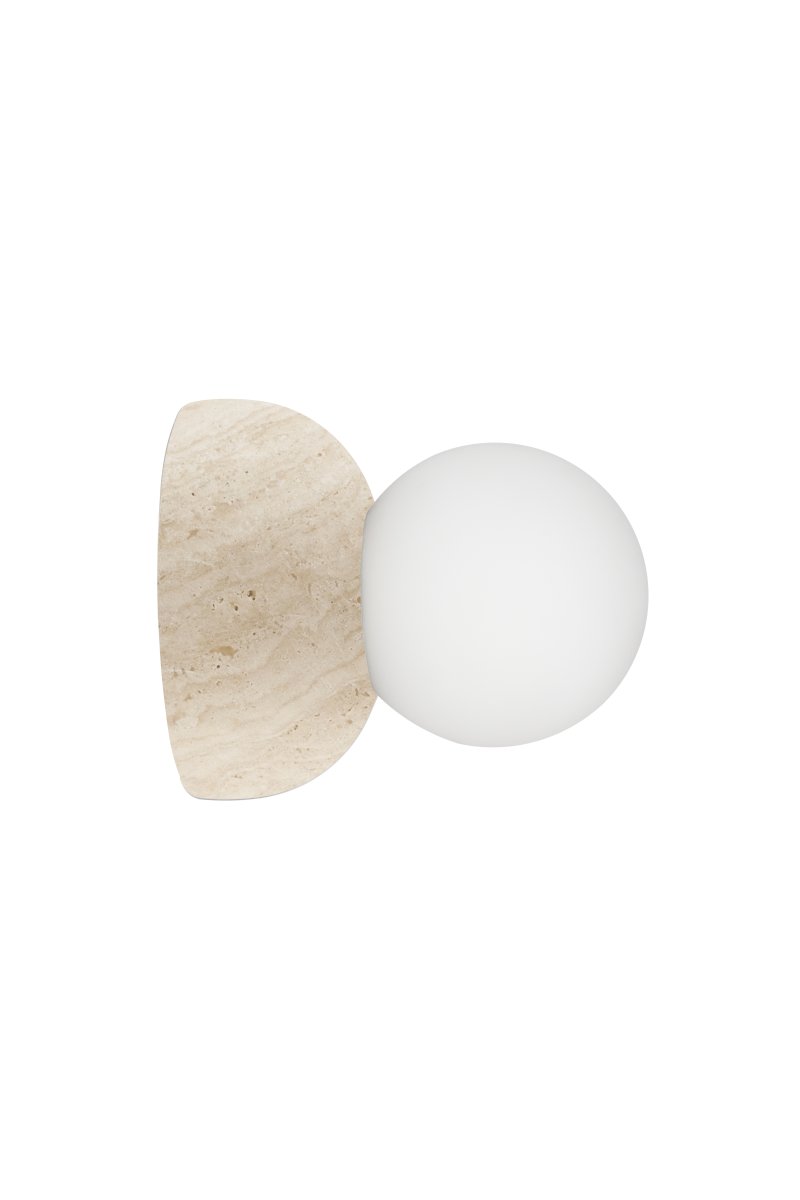 Torrano Ø13 Beige travertijn badkamerlamp Van Globen Lighting - De lamp heeft een IP44-classificatie, wat betekent dat hij gebruikt kan worden in vochtige ruimtes zoals badkamers, en dat hij zowel aan de muur als aan het plafond bevestigd kan worden.