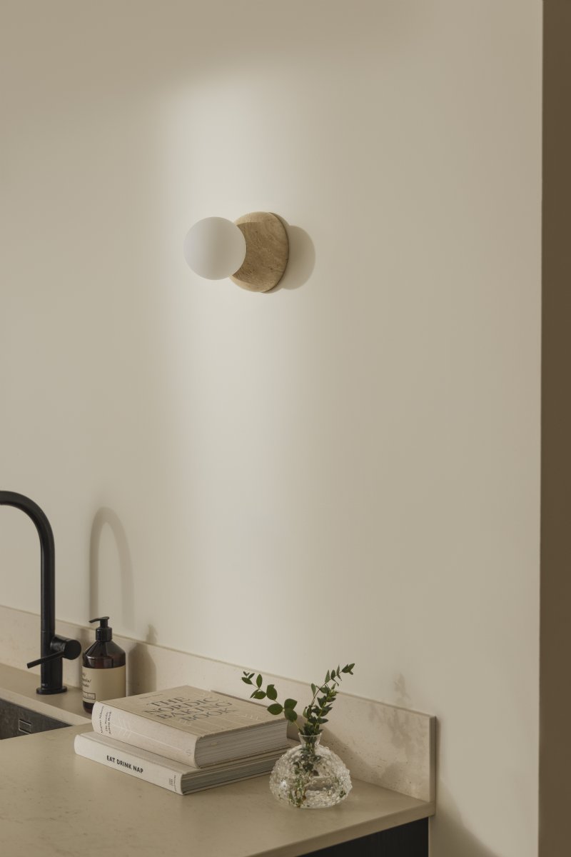 Torrano Ø13 Beige travertijn badkamerlamp Van Globen Lighting - De lamp heeft een IP44-classificatie, wat betekent dat hij gebruikt kan worden in vochtige ruimtes zoals badkamers, en dat hij zowel aan de muur als aan het plafond bevestigd kan worden.