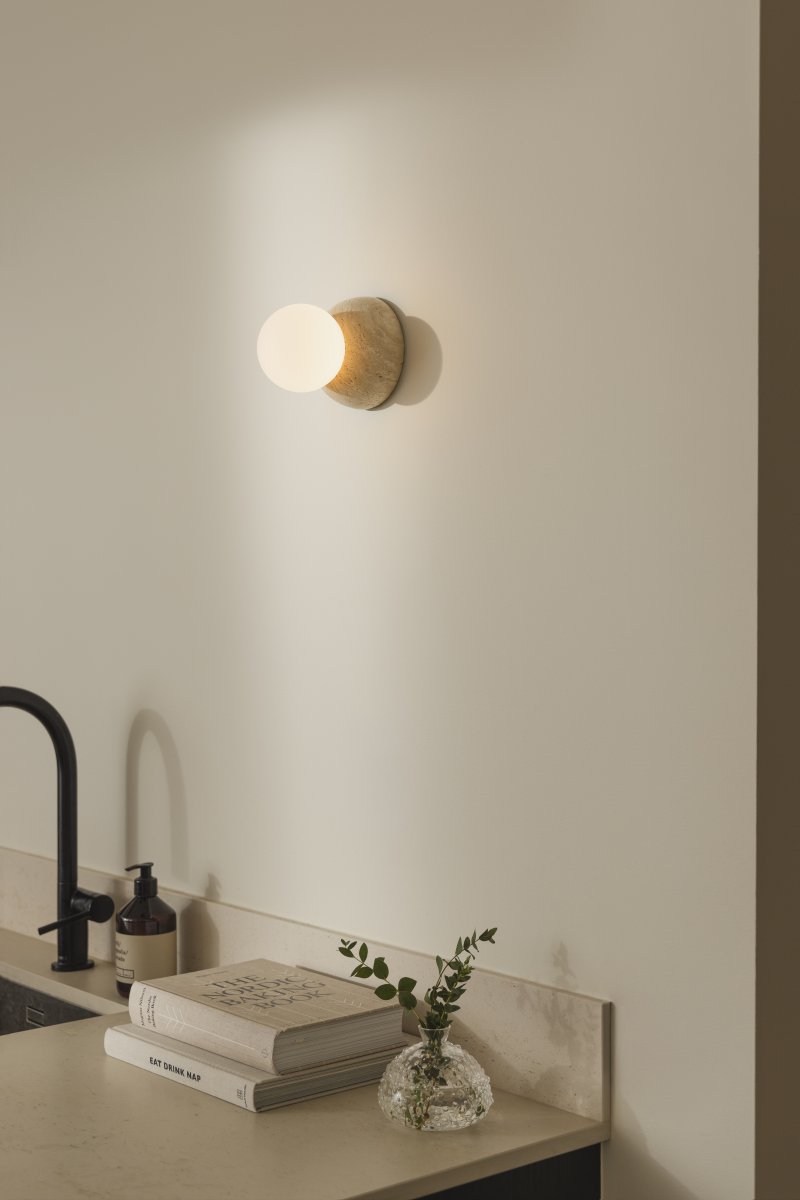 Torrano Ø13 Beige travertijn badkamerlamp Van Globen Lighting - De lamp heeft een IP44-classificatie, wat betekent dat hij gebruikt kan worden in vochtige ruimtes zoals badkamers, en dat hij zowel aan de muur als aan het plafond bevestigd kan worden.