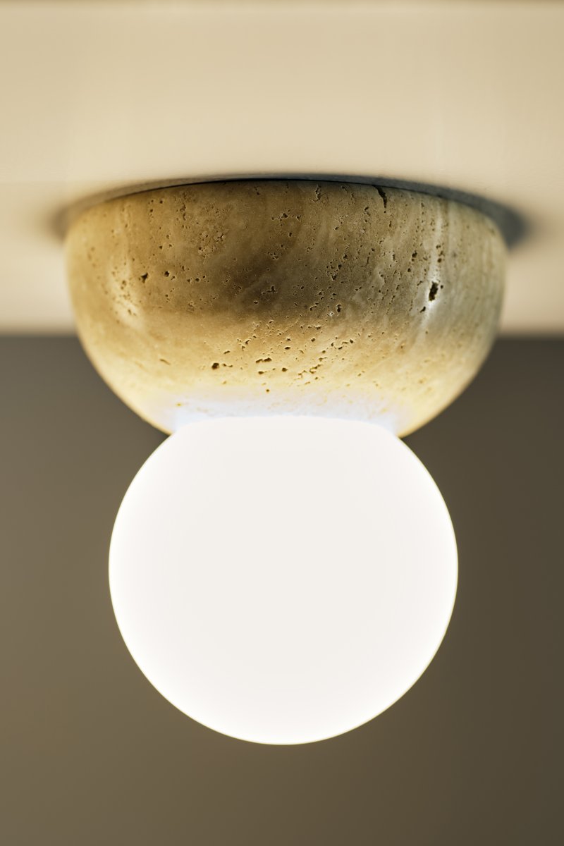 Torrano Ø13 Beige travertijn badkamerlamp Van Globen Lighting - De lamp heeft een IP44-classificatie, wat betekent dat hij gebruikt kan worden in vochtige ruimtes zoals badkamers, en dat hij zowel aan de muur als aan het plafond bevestigd kan worden.