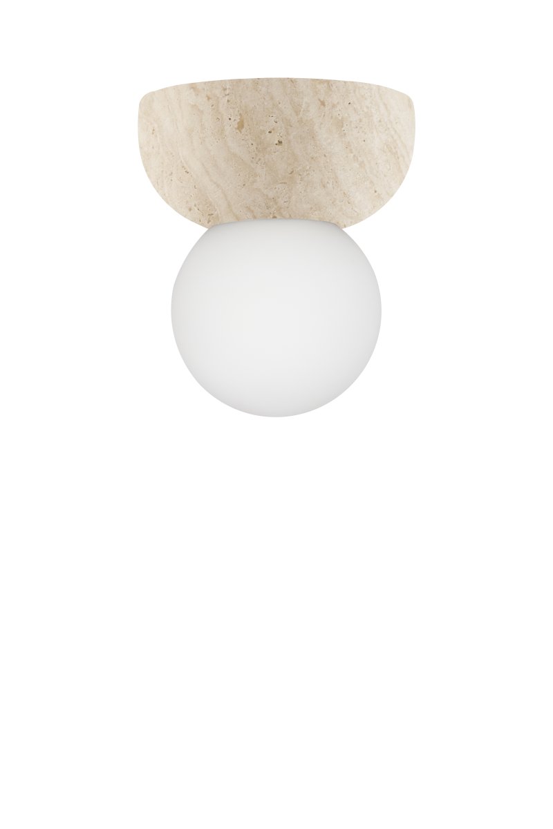 Torrano Ø13 Beige travertijn badkamerlamp Van Globen Lighting - De lamp heeft een IP44-classificatie, wat betekent dat hij gebruikt kan worden in vochtige ruimtes zoals badkamers, en dat hij zowel aan de muur als aan het plafond bevestigd kan worden.