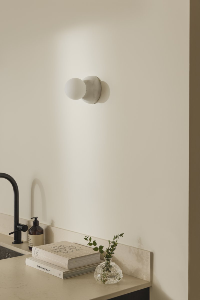 Torrano Ø13 Wit marmer badkamerlamp Van Globen Lighting - De lamp heeft een IP44-classificatie, wat betekent dat hij gebruikt kan worden in vochtige ruimtes zoals badkamers, en dat hij zowel aan de muur als aan het plafond bevestigd kan worden.