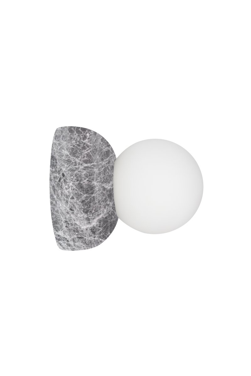 Torrano Ø13 Grijs marmer badkamerlamp Van Globen Lighting - De lamp heeft een IP44-classificatie, wat betekent dat hij gebruikt kan worden in vochtige ruimtes zoals badkamers, en dat hij zowel aan de muur als aan het plafond bevestigd kan worden.