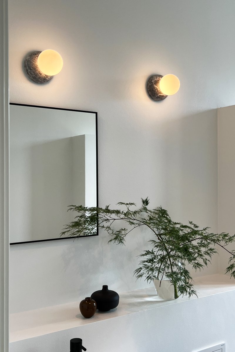 Torrano Ø13 Grijs marmer badkamerlamp Van Globen Lighting - De lamp heeft een IP44-classificatie, wat betekent dat hij gebruikt kan worden in vochtige ruimtes zoals badkamers, en dat hij zowel aan de muur als aan het plafond bevestigd kan worden.