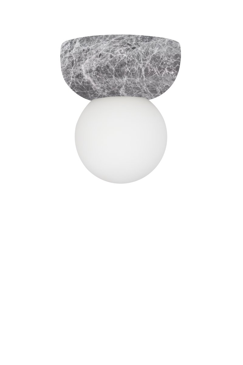 Torrano Ø13 Grijs marmer badkamerlamp Van Globen Lighting - De lamp heeft een IP44-classificatie, wat betekent dat hij gebruikt kan worden in vochtige ruimtes zoals badkamers, en dat hij zowel aan de muur als aan het plafond bevestigd kan worden.