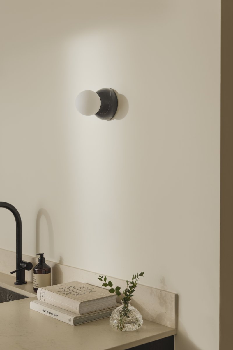 Torrano Ø13 Zwart marmer badkamerlamp Van Globen Lighting - De lamp heeft een IP44-classificatie, wat betekent dat hij gebruikt kan worden in vochtige ruimtes zoals badkamers, en dat hij zowel aan de muur als aan het plafond bevestigd kan worden.