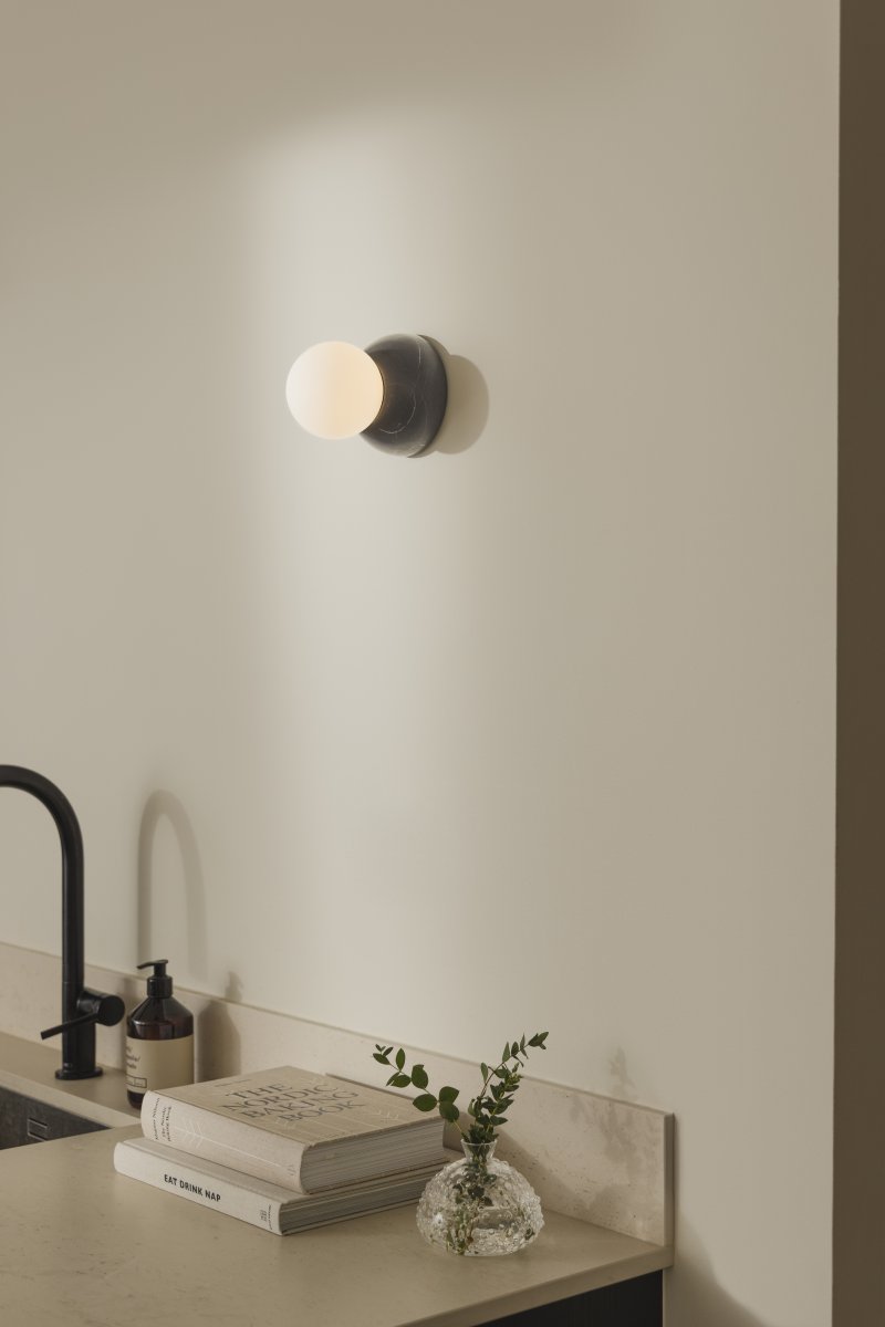 Torrano Ø13 Zwart marmer badkamerlamp Van Globen Lighting - De lamp heeft een IP44-classificatie, wat betekent dat hij gebruikt kan worden in vochtige ruimtes zoals badkamers, en dat hij zowel aan de muur als aan het plafond bevestigd kan worden.