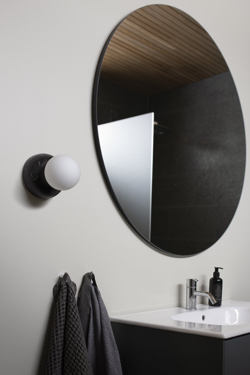 Torrano Ø13 Zwart marmer badkamerlamp Van Globen Lighting - De lamp heeft een IP44-classificatie, wat betekent dat hij gebruikt kan worden in vochtige ruimtes zoals badkamers, en dat hij zowel aan de muur als aan het plafond bevestigd kan worden.