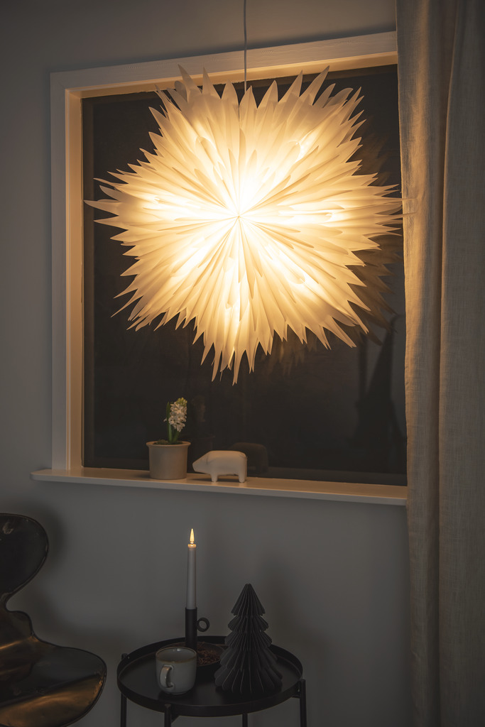 Star Ø80 Wit Van Konstsmide - De ster wordt geleverd met een praktische snoeropberger en aan-/uitschakelaar, zodat u hem eenvoudig aan en uit kunt zetten.