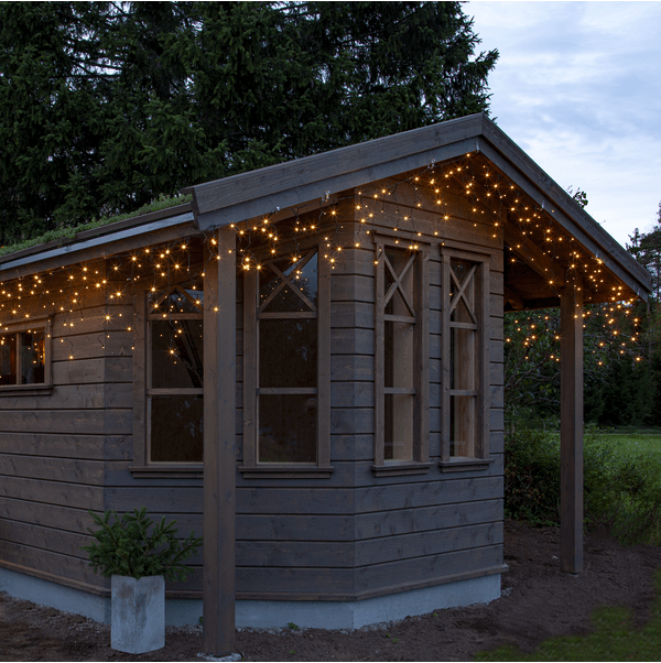IJspegel Lichtsnoer Shiny Warm White 24m Zwart Van Star Trading - De lus is ongeveer 24 meter lang en is voorzien van ijspegels in drie lengtes: 15, 35 en 55 cm.