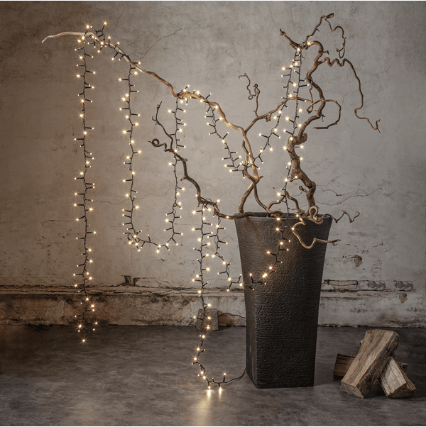 Lichtsnoer Shiny Warm White 24m Zwart Van Star Trading - De lus is ongeveer 24 meter lang met een afstand van 2 cm tussen de lichten.