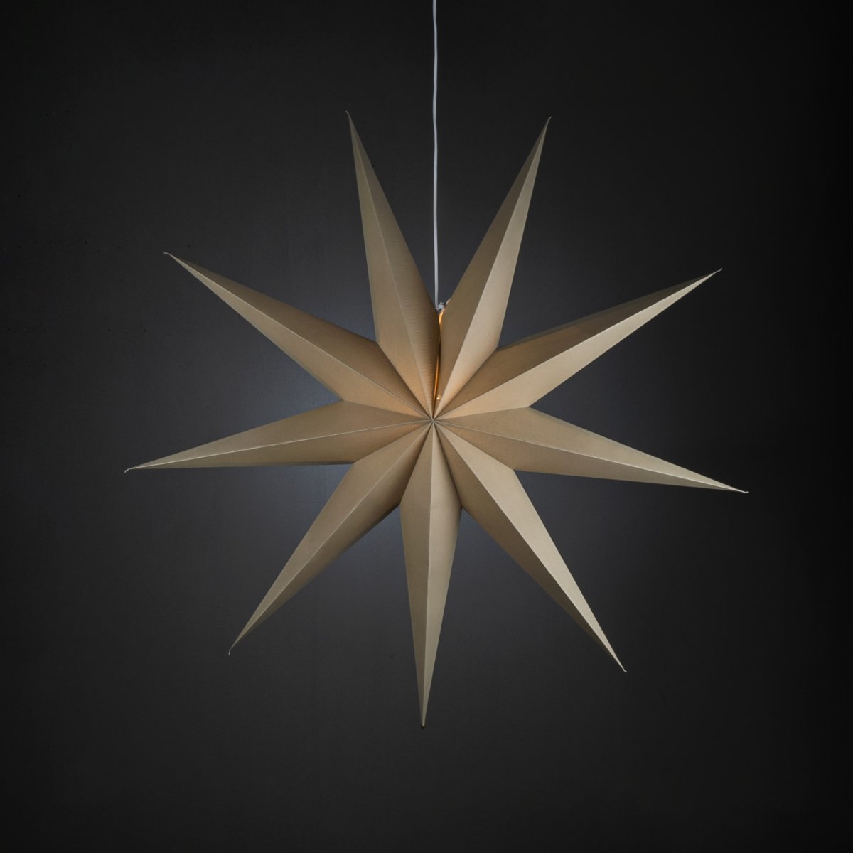 Papieren ster Ø115 Beige Van Konstsmide - Met zijn negen punten en een royale diameter van 115 cm is het een prachtige blikvanger voor het raam of als hanglamp in de kamer.