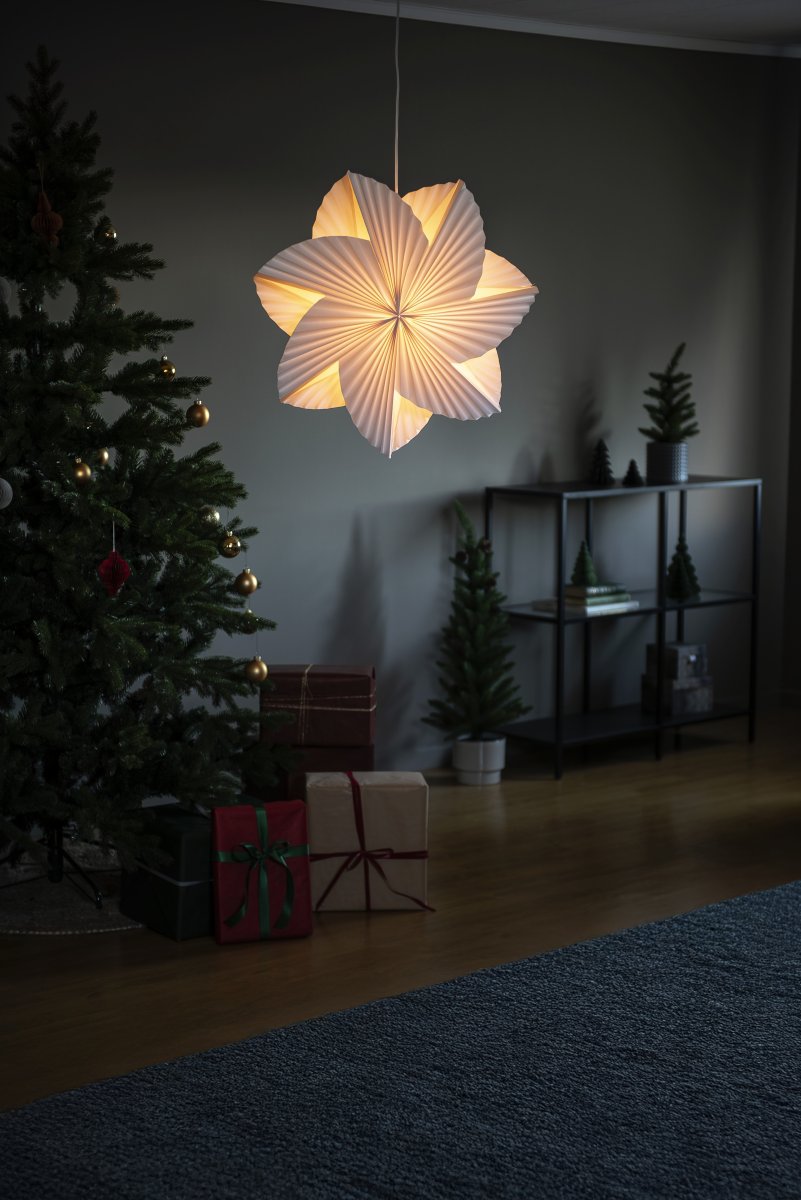 Papieren ster geplooid Ø60 Wit Van Konstsmide - De bloemvorm doet denken aan een windmolentje en geeft de ster een speelse en unieke uitstraling.