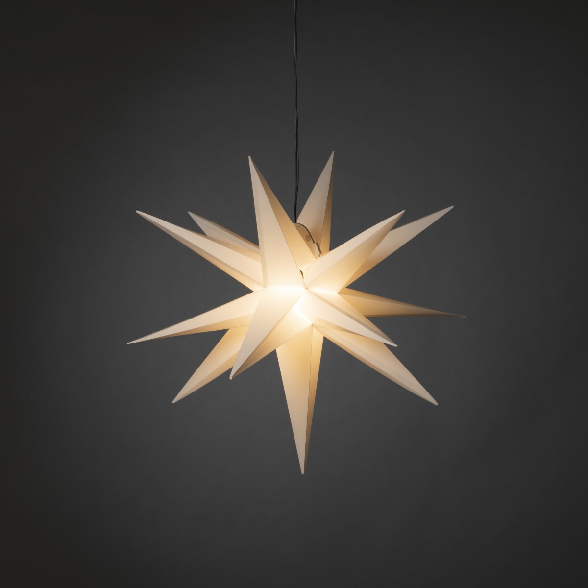3D-ster Ø60 Wit Van Konstsmide - Hij heeft een G4-fitting en wordt geleverd met een vervangbare G4-ledlamp, een zwarte kunststof kabel van 5 meter en een transformator.