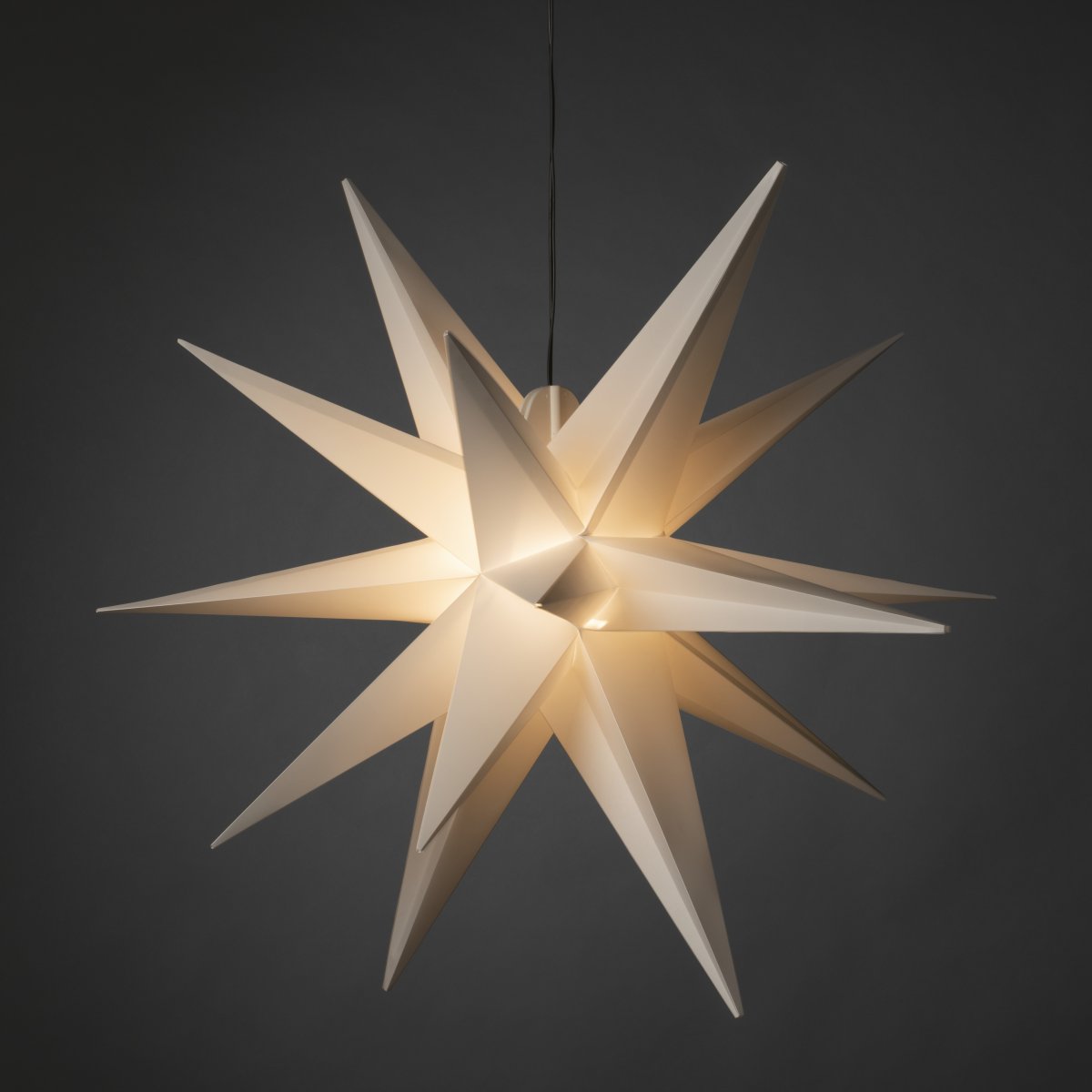 3D-ster Ø80 Wit Van Konstsmide - Hij heeft een G4-fitting en wordt geleverd met een vervangbare G4-ledlamp, een zwarte kunststof kabel van 5 meter en een transformator.
