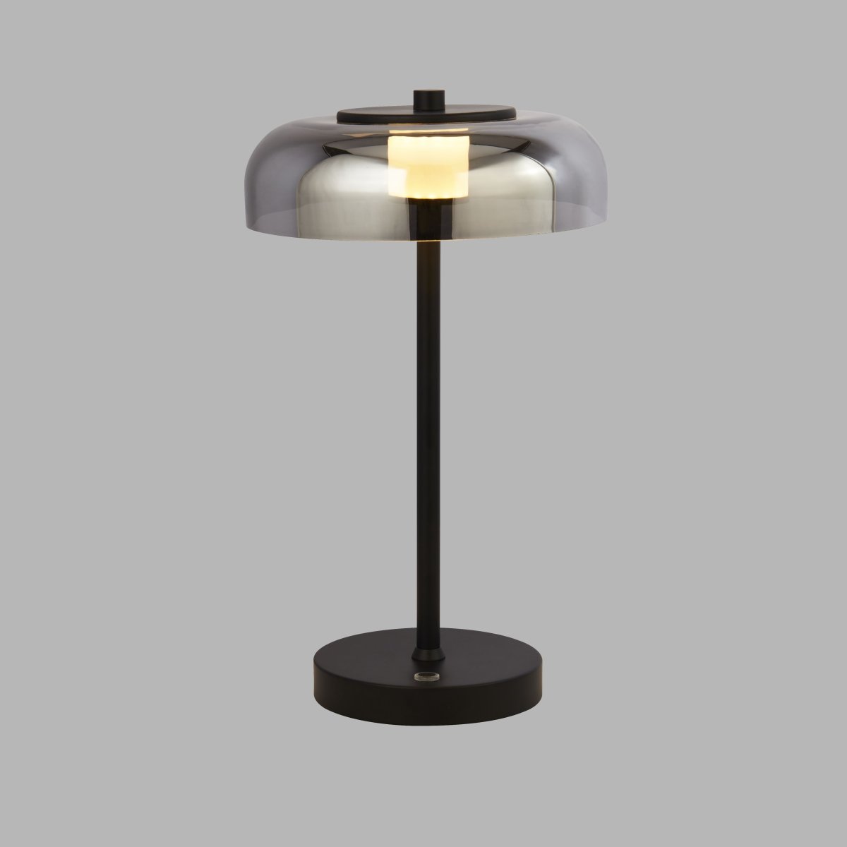 Frisbee 40cm Zwart tafellamp Van Searchlight - Dankzij het unieke, futuristische design en de metalen kap verspreidt de lamp een aangenaam en zacht licht, wat een ontspannen sfeer creëert.