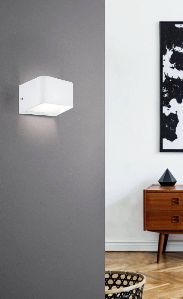 Sania 13cm Wit wandlamp Van Eglo - Perfect voor in de hal, langs de trap of in andere doorgangen waar u discrete en functionele verlichting wenst.