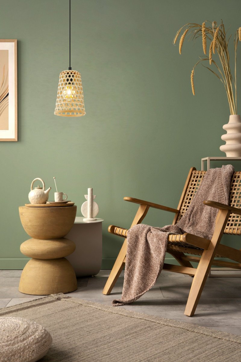 Claverdon Ø18 Hout hanglamp Van Eglo - De decoratieve lampenkap cre&euml;ert een prachtig lichtpatroon wanneer de lamp brandt en draagt bij aan een warme sfeer in de kamer.