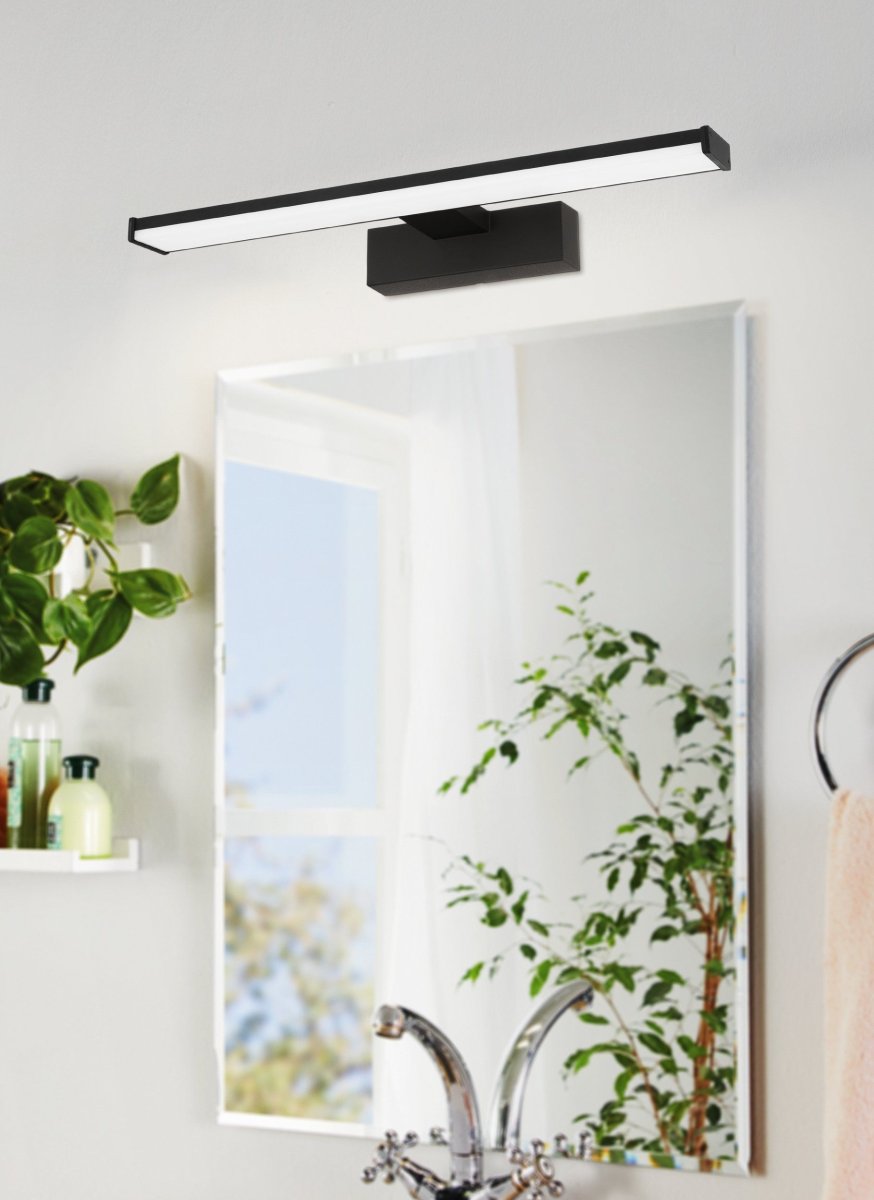 Pandella 40cm Zwart badkamerlamp Van Eglo - De lamp heeft een moderne zwarte kleur en een ge&iuml;ntegreerde LED die een helder, wit licht van 4000K met een lichtopbrengst van 900 lumen produceert.