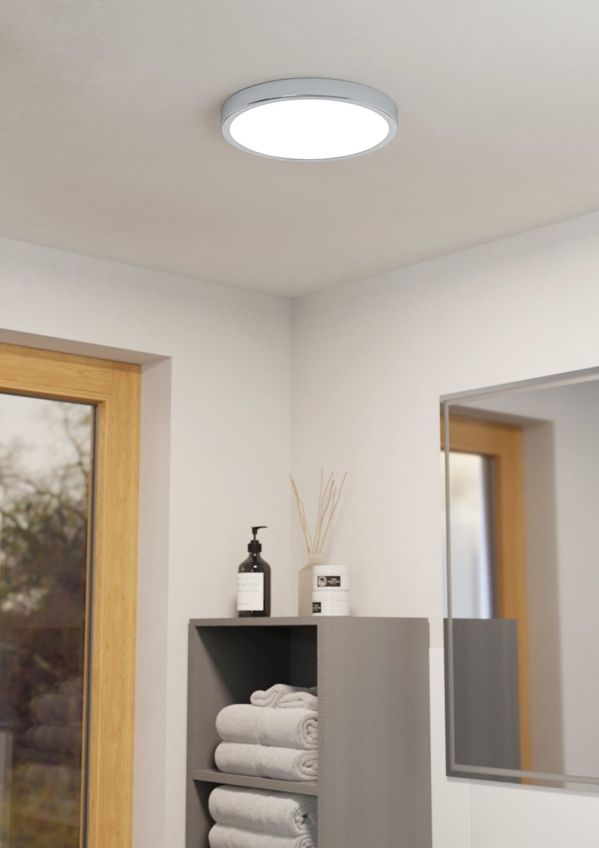 Fueva Ø28 Chroom badkamerlamp Van Eglo - De Fueva plafondlamp is een stijlvolle en functionele plafondlamp van metaal en kunststof met een elegante chromen afwerking en een wit paneel.