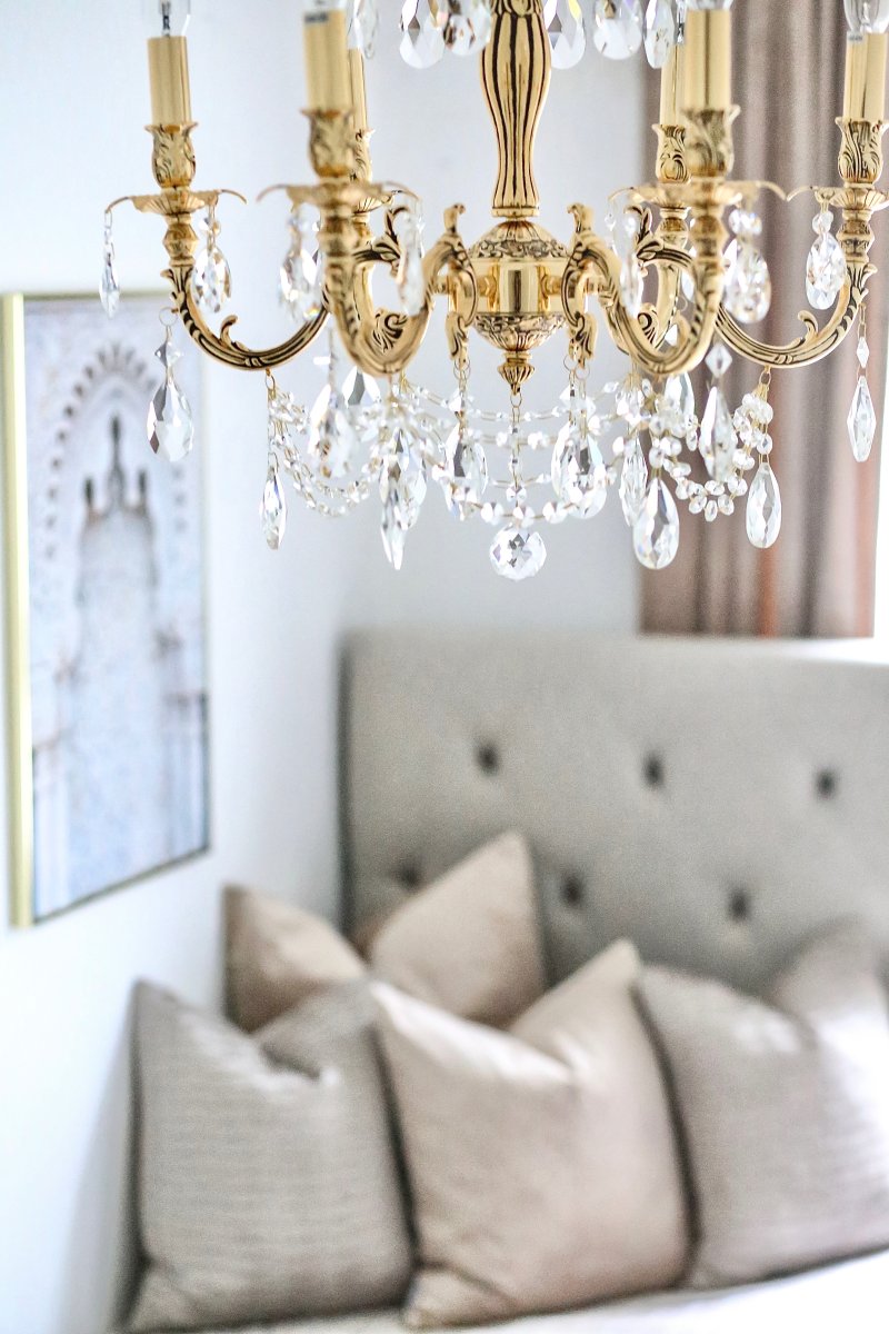 Versailles Ø55 Antiek messing hanglamp Van Aneta Lighting - De decoratieve details in combinatie met de heldere K9-kristallen zorgen voor een prachtige lichtspreiding in de kamer.