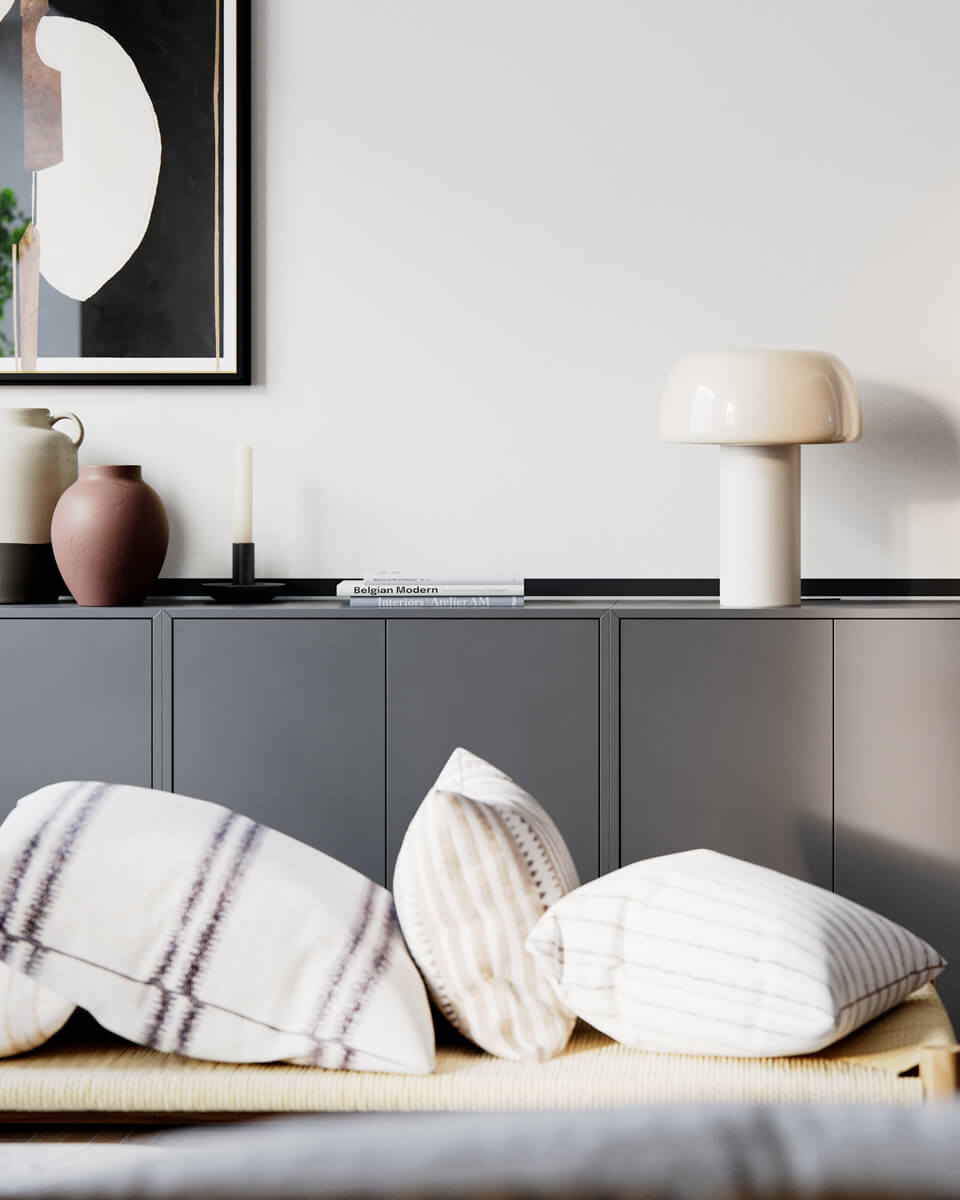 Lean on Me 40cm Beige tafellamp Van By Rydéns - De lamp is gemaakt van metaal, waarbij de lampenvoet een matte afwerking heeft en de kap een glanzende afwerking, wat een mooi contrast cre&euml;ert.
