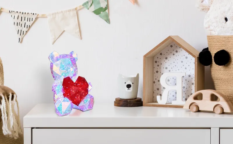 Brondar Transparant kinderlamp Van Globo Lighting - Den charmiga bordslampan i form av en s&ouml;t bj&ouml;rn med ett hj&auml;rta i kristall-look sprider ett magiskt sken i rummet.